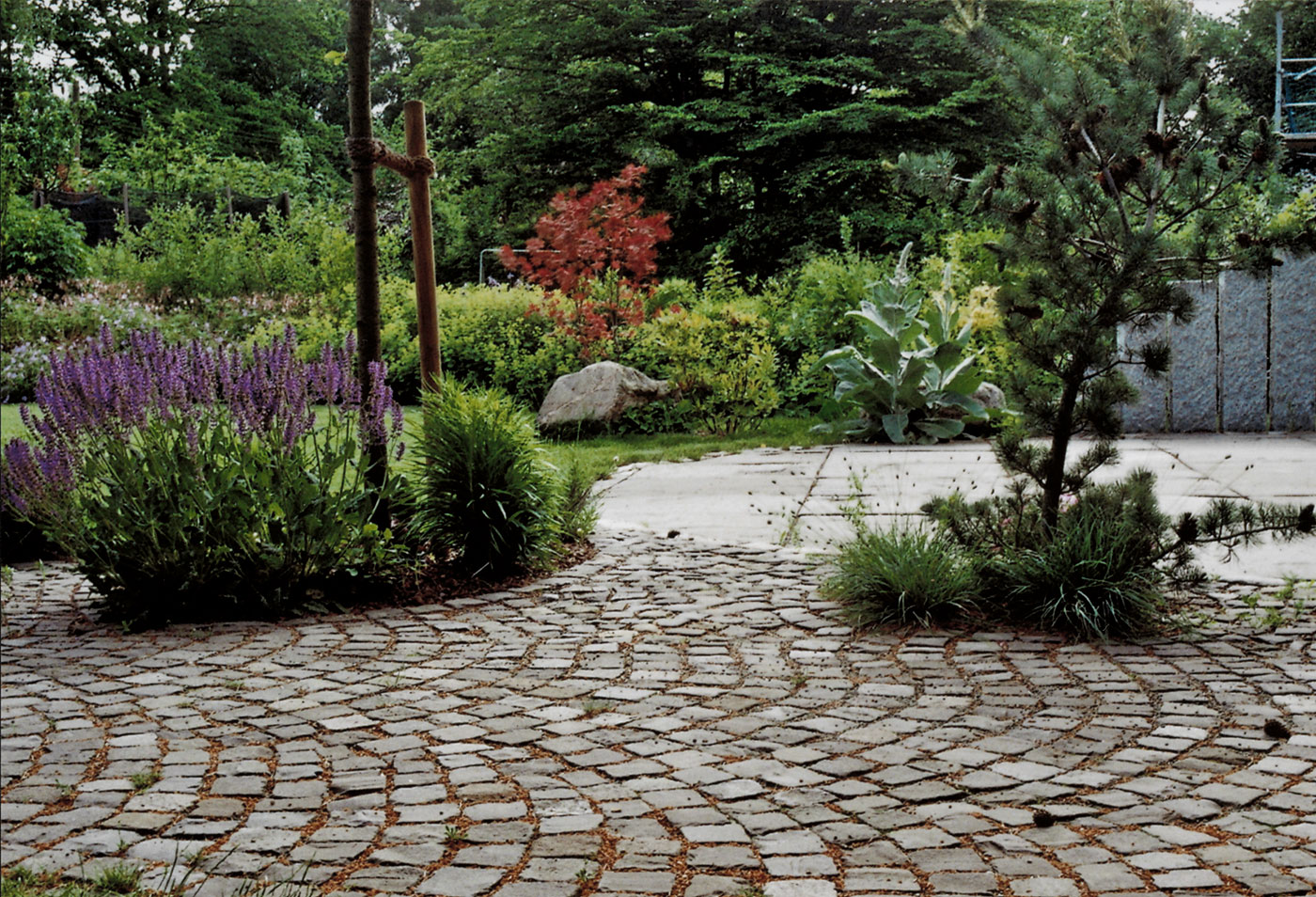 aufgelockerte Gartenterrasse