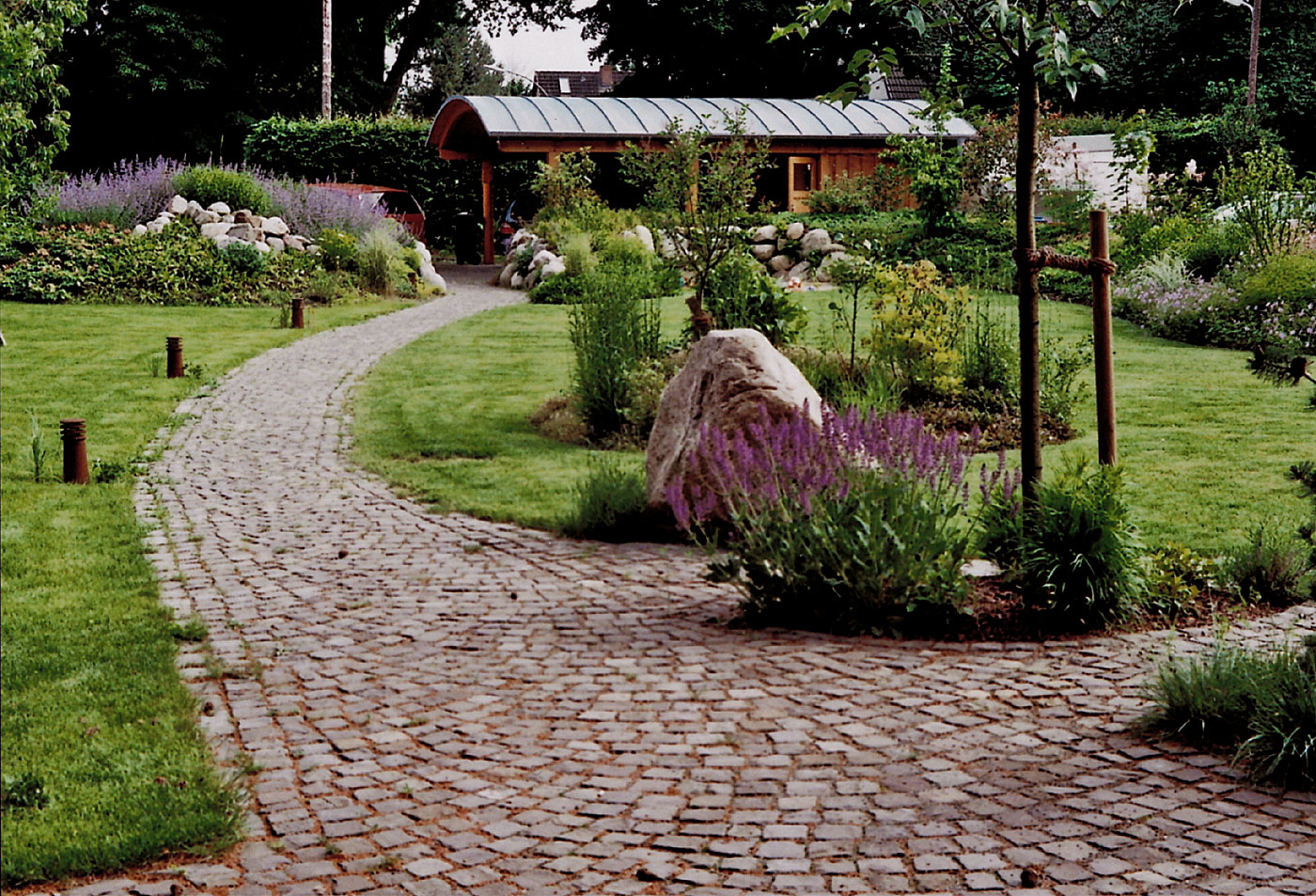 grosszuegiger Vordergarten